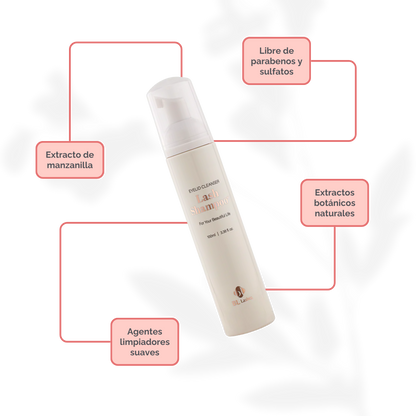 Botella de Lash Shampoo Plus BL Lashes con dosificador de espuma, muestra de espuma sobre fondo blanco, diseño profesional, concepto de limpieza profunda para extensiones de pestañas