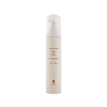 Botella de Lash Shampoo Plus BL Lashes con dosificador de espuma, muestra de espuma sobre fondo blanco, diseño profesional, concepto de limpieza profunda para extensiones de pestañas