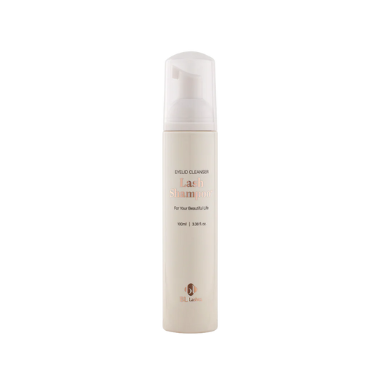 Botella de Lash Shampoo Plus BL Lashes con dosificador de espuma, muestra de espuma sobre fondo blanco, diseño profesional, concepto de limpieza profunda para extensiones de pestañas