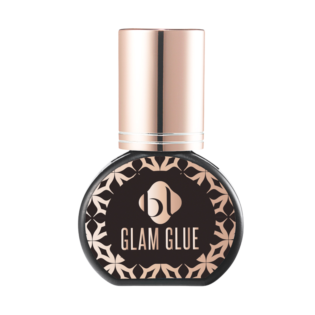 Descubre Glam Glue, el adhesivo perfecto para la técnica de volumen ruso en extensiones de pestañas. Con una viscosidad ideal y tiempo de secado flexible, es perfecto para técnicos profesionales. Disponible en BL Lashes.